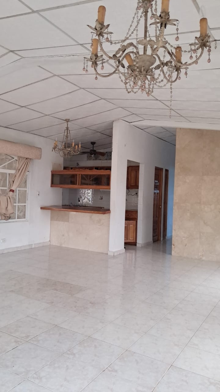 Sala comedor abierta con barra de cocina