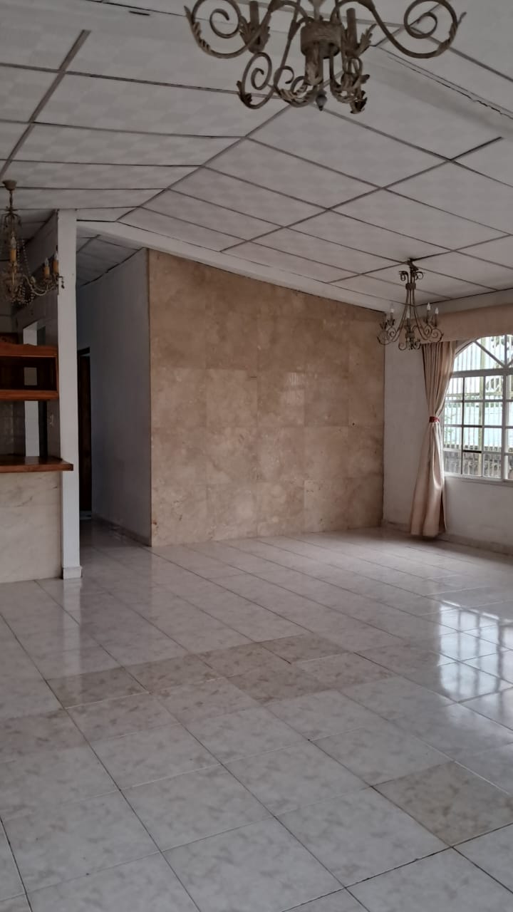 Casa en Altamira, Arraij&aacute;n — Sala principal con pared enchapada