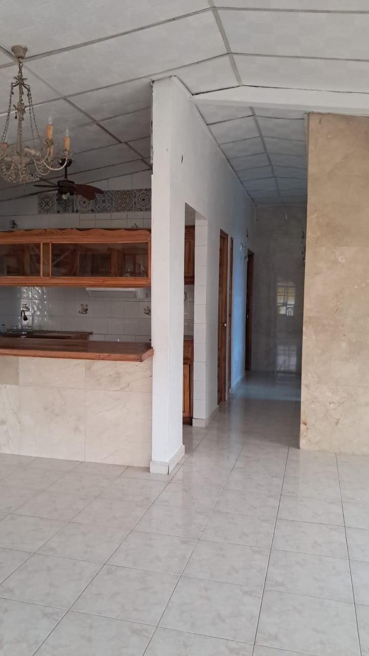 Casa en Altamira, Arraij&aacute;n — Cocina con gabinetes de madera y barra
