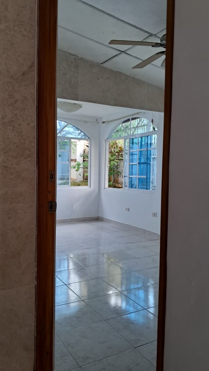 Casa en Altamira, Arraij&aacute;n — Habitaci&oacute;n con ventanales arqueados hacia el jard&iacute;n