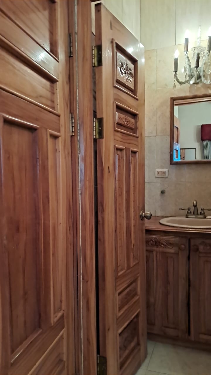 Casa en Altamira, Arraij&aacute;n — Ba&ntilde;o con puertas de madera