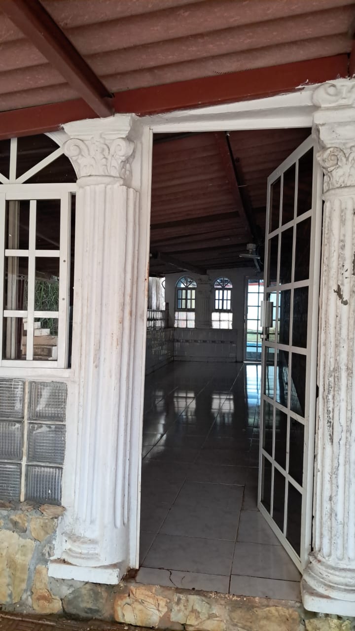 Entrada principal con columnas de la casa en Arraiján