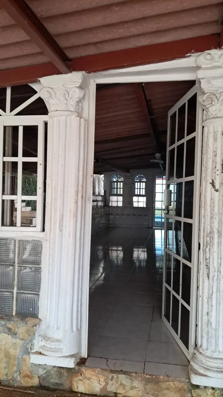 Entrada principal con columnas de la casa en Arraiján