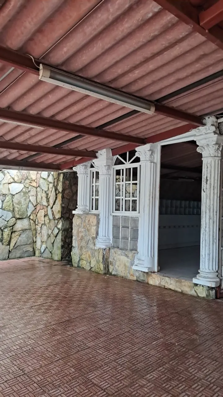 Casa en Altamira, Arraiján — Terraza techada con tejas y columnas
