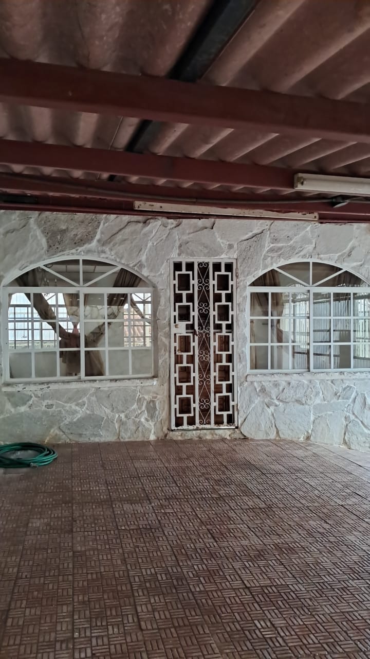 Casa en Altamira, Arraij&aacute;n — Fachada de piedra con reja decorativa