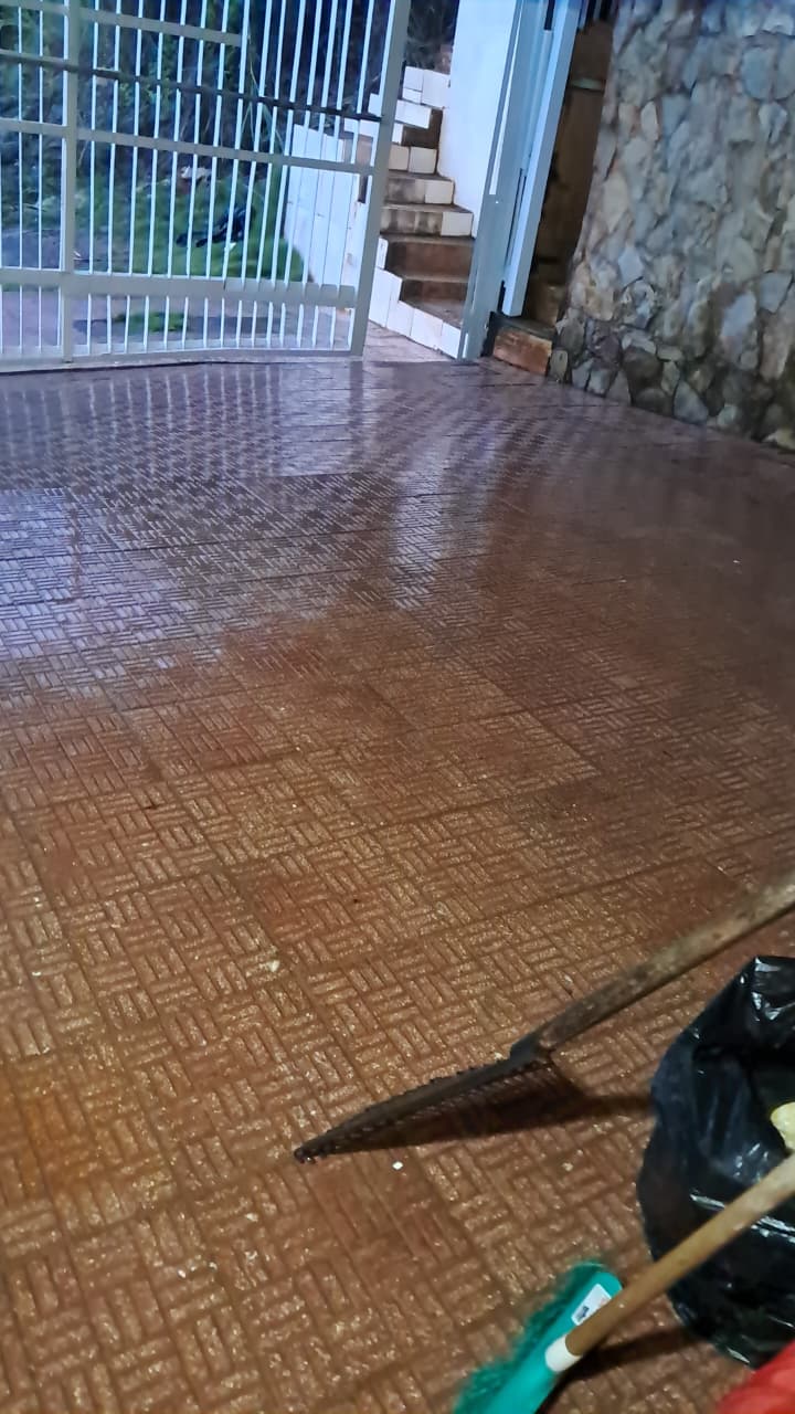 Estacionamiento techado con portón corredizo