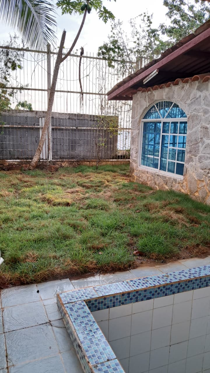 Jardín con grama y piscina de la casa en Altamira, Arraiján