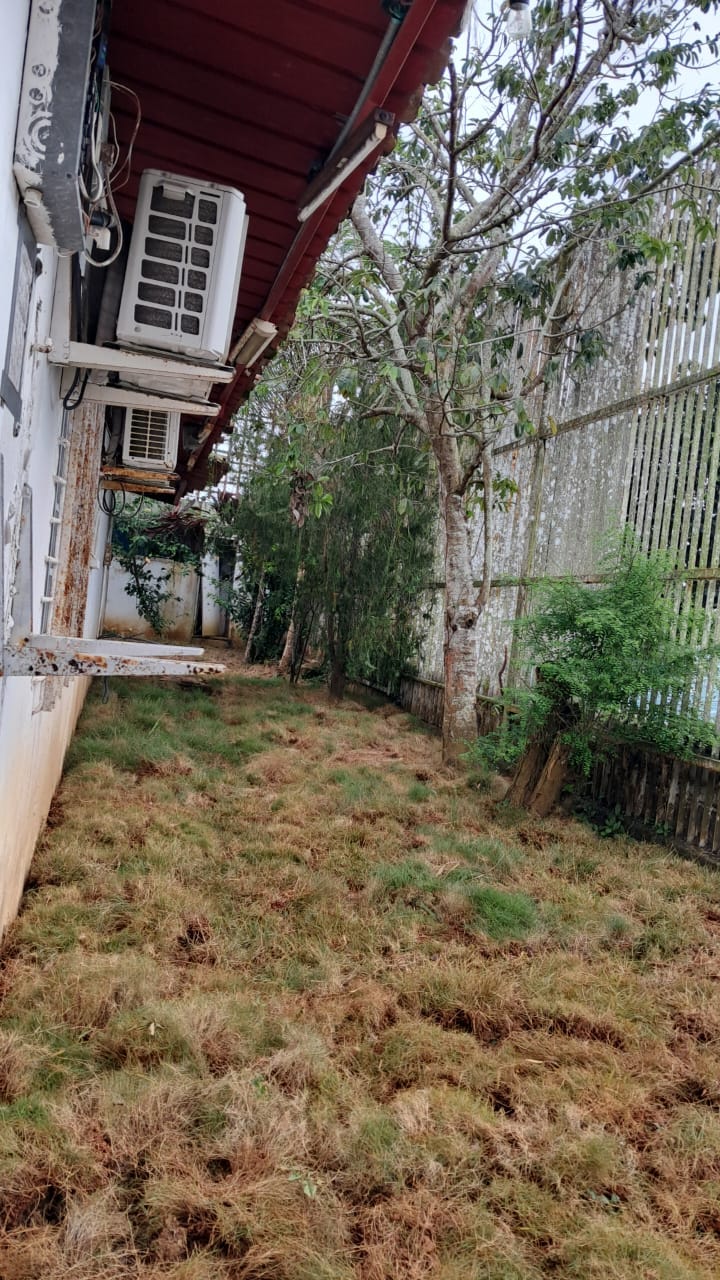 Casa en Altamira, Arraij&aacute;n — &Aacute;rea verde lateral cercada
