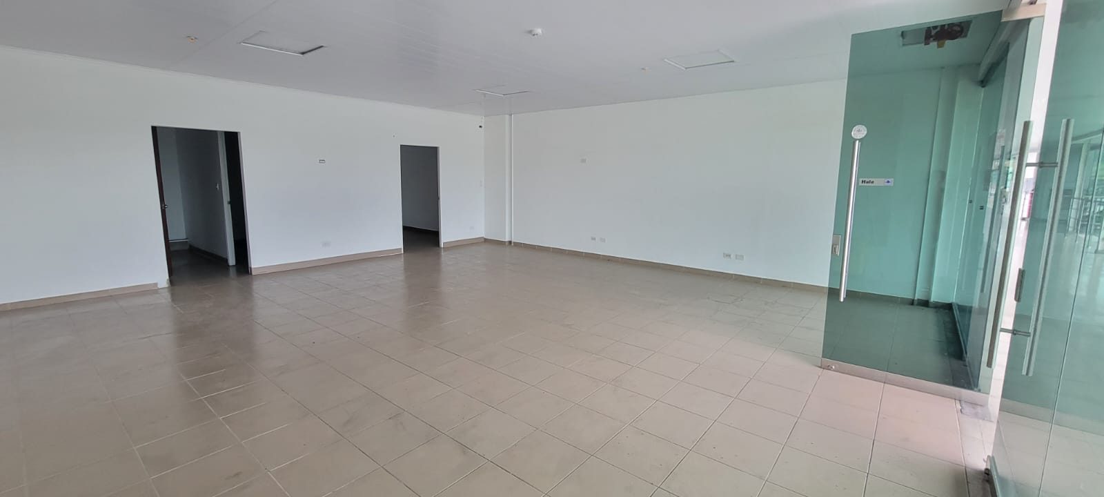 Local comercial Condado del Rey — área de atención con entrada de vidrio