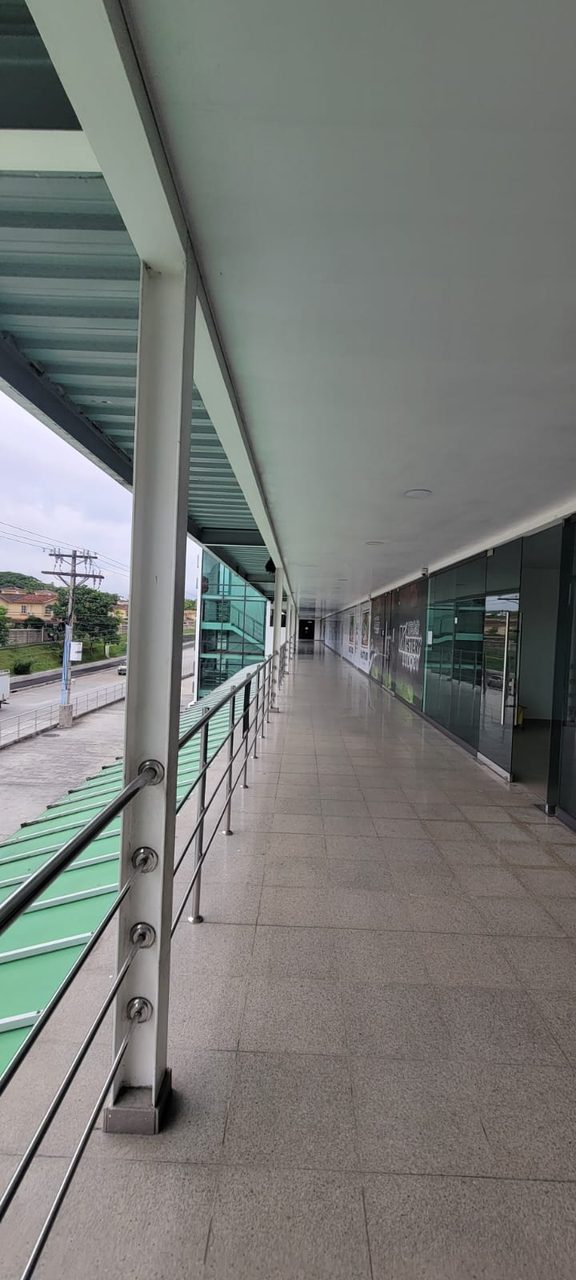 Corredor exterior del centro comercial en Condado del Rey