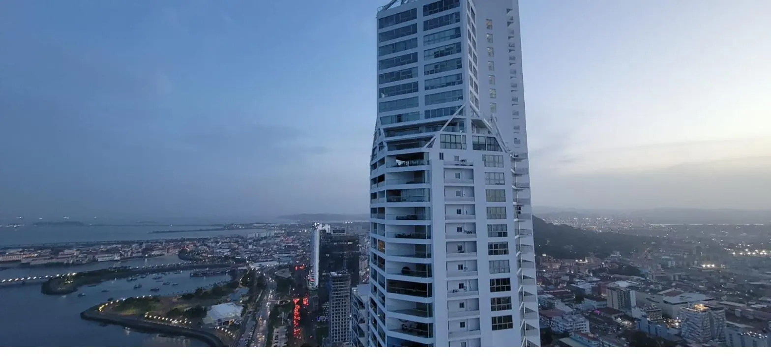 Real estate en Panamá: torre residencial frente a la bahía de la Ciudad de Panamá