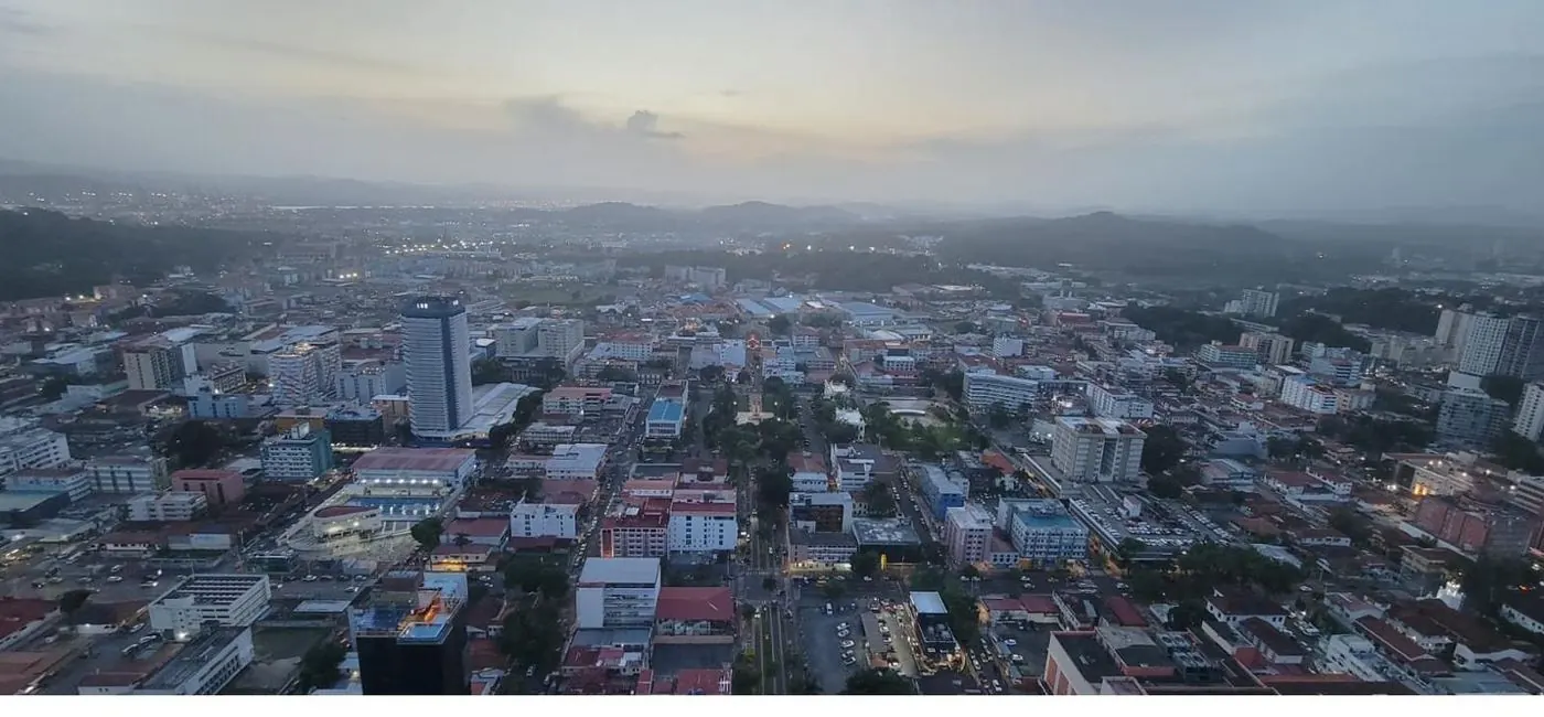 Vista aérea de barrios residenciales de la Ciudad de Panamá al anochecer