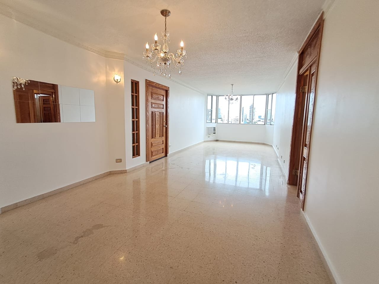 Sala principal amplia con vista abierta &mdash; PH Palmar Real
