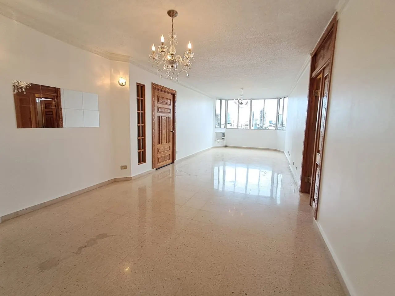 Sala principal amplia con vista abierta — PH Palmar Real