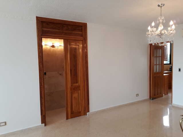 PH Palmar Real, Ciudad de Panam&aacute; &mdash; Comedor con puertas de madera