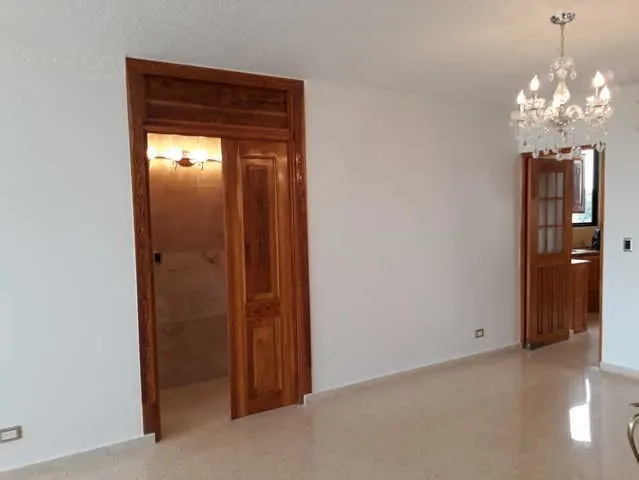 PH Palmar Real, Ciudad de Panamá — Comedor con puertas de madera