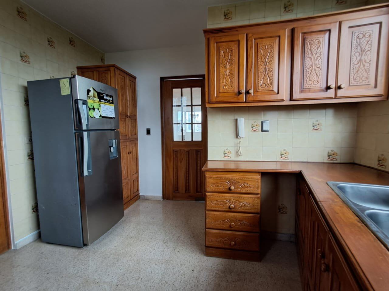 PH Palmar Real, Ciudad de Panam&aacute; &mdash; Cocina, &aacute;rea de nevera y acceso de servicio