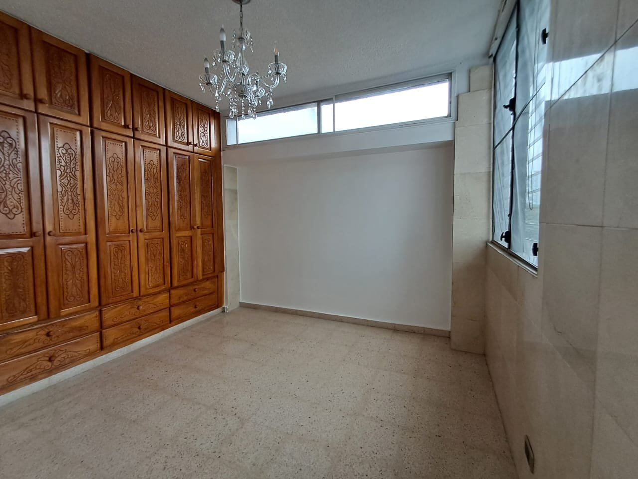 Rec&aacute;mara con closets de madera tallada