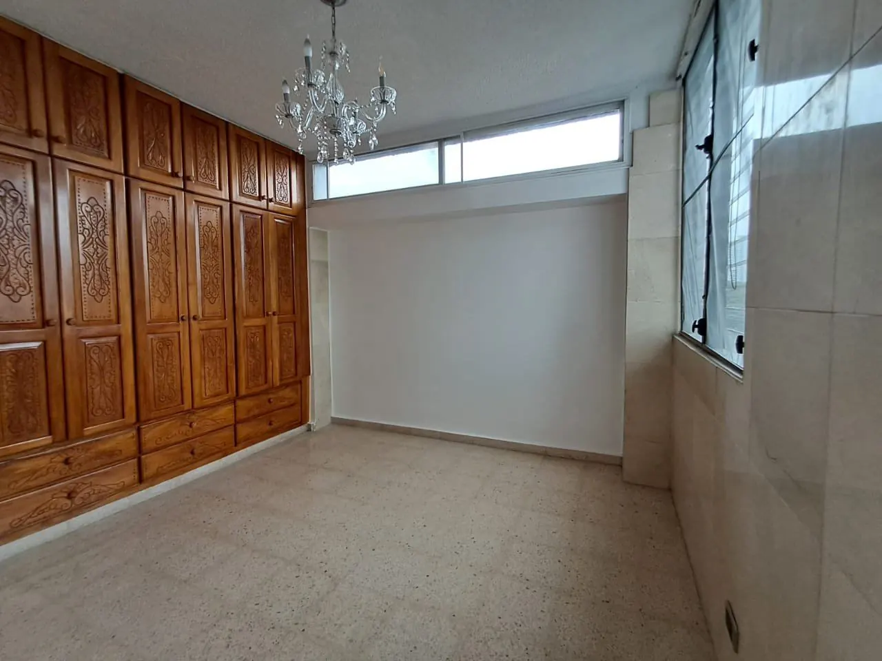 Recámara con closets de madera tallada