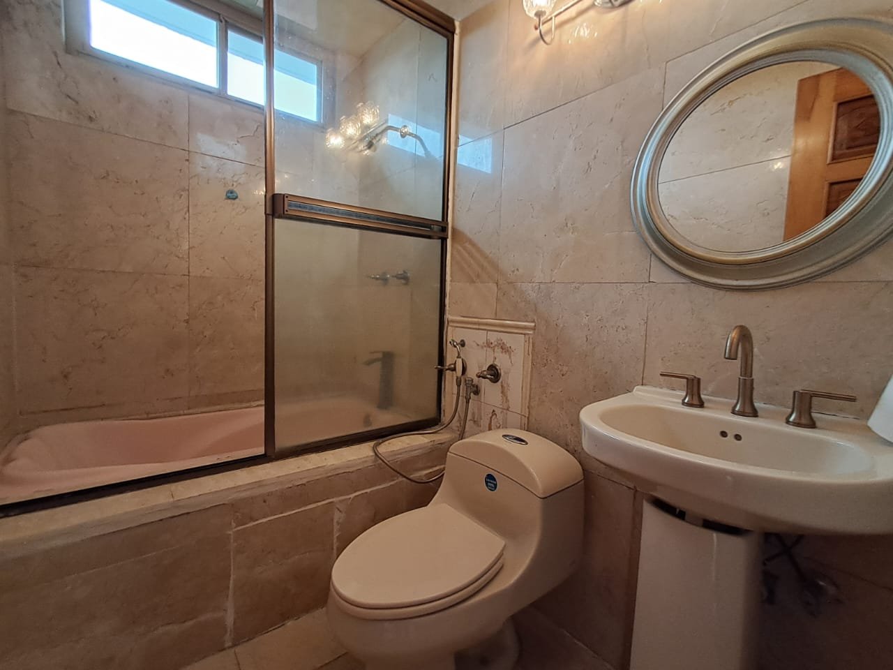 PH Palmar Real, Ciudad de Panam&aacute; &mdash; Ba&ntilde;o principal con tina
