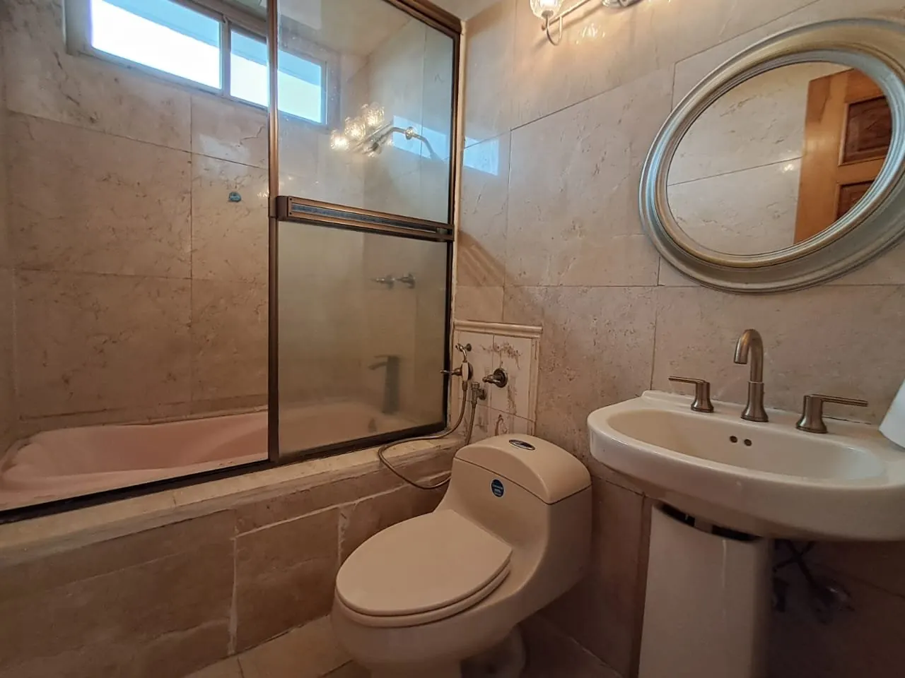 PH Palmar Real, Ciudad de Panamá — Baño principal con tina