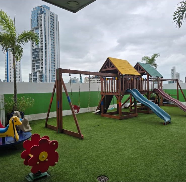 Tee One, San Francisco &mdash; &Aacute;rea infantil sobre grama sint&eacute;tica