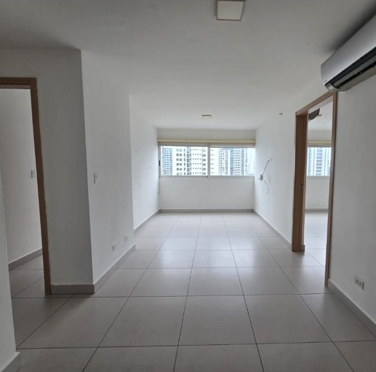 Sala con vista a la ciudad desde el apartamento