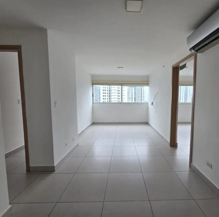 Sala con vista a la ciudad desde el apartamento