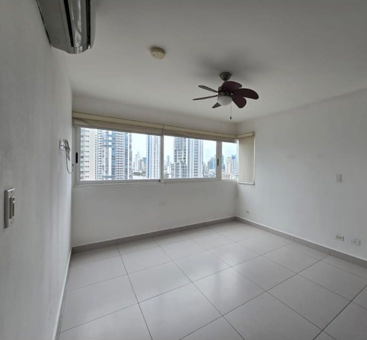 Recámara principal con aire acondicionado y vista