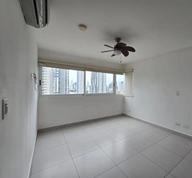 Recámara principal con aire acondicionado y vista
